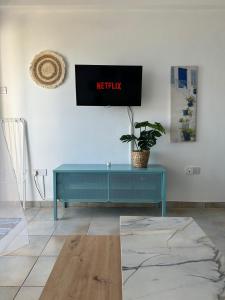 TV a/nebo společenská místnost v ubytování Krasas Beach