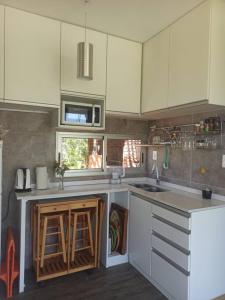 eine Küche mit weißen Schränken und einer Arbeitsplatte in der Unterkunft Mucho cielo y mucho mar in Punta Colorada