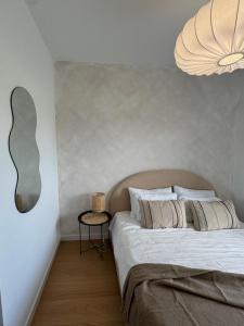 a bedroom with a large bed and a chandelier at Apartament Premium No 5 - Faktura VAT - Targi Kielce - Parking - Blisko Terenów Zielonych - NEW in Kielce
