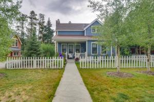 une maison bleue avec une clôture blanche dans l'établissement Dtwn Breckenridge Escape with Balcony French Fox, à Breckenridge