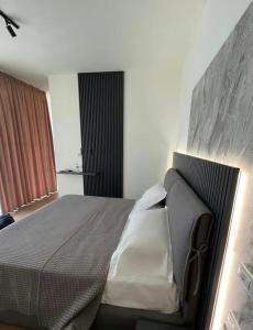 德尔米Green coast villa136 Palase的房间里有一张床的卧室