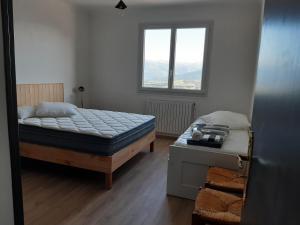 a bedroom with two beds and a window at Maison au Pays Basque, calme avec vue imprenable sur montagnes in Irouléguy