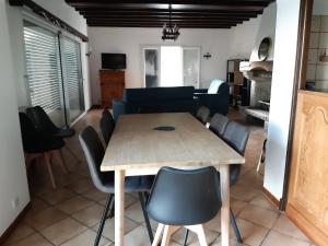 a dining table and chairs in a living room at Maison au Pays Basque, calme avec vue imprenable sur montagnes in Irouléguy +4 photos