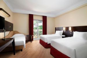 Postel nebo postele na pokoji v ubytování Courtyard by Marriott Rome Central Park