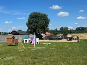 Foto dalla galleria di Domek letniskowy 8-osobowy nad jeziorem Wilczyńskim a Świętne