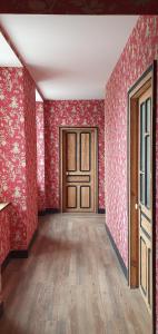 an empty room with red walls and a door at Gîte château d'Espalungue, piscine et SPA in Dognen