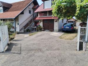 a driveway with a car parked in front of a house at Vila Zvezdane večeri in Rudnik