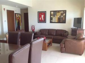 ein Wohnzimmer mit Sofa und Fernseher in der Unterkunft GAVIAS GRANd in La Florida