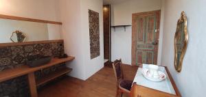 a dining room with a table and a door at Gîte château d'Espalungue, piscine et SPA in Dognen
