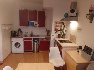 a small kitchen with red cabinets and a sink at Zimmer in Sülz in einer Wohnung in Cologne