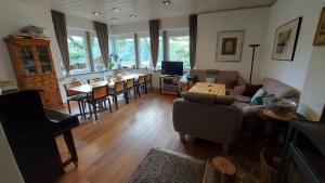 a living room with a couch and a table at Villa Gast - Winzerwohnung, für Gruppen bis 9 Gäste in Kamp-Bornhofen