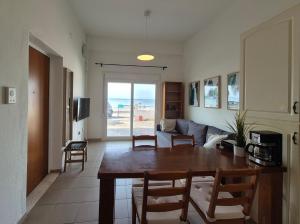 Μια τηλεόραση ή/και κέντρο ψυχαγωγίας στο LA Relax Seaside House +3 φωτογραφίες