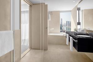 A cozinha ou kitchenette de JW Marriott Hotel Marina