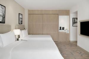Uma cama ou camas num quarto em JW Marriott Hotel Marina