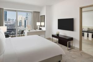 Uma televisão e/ou sistema de entretenimento em JW Marriott Hotel Marina