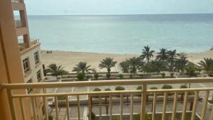 Blick auf den Strand vom Balkon einer Eigentumswohnung in der Unterkunft لافيستا سي فيو ريزيدنس La Vista Sea View Residence family and business in King Abdullah Economic City
