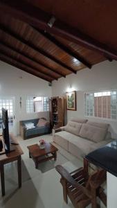 Uma área de estar em Casa Conforto Piri