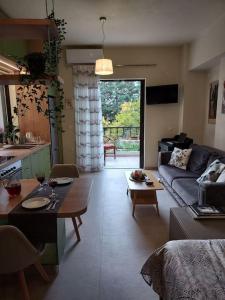 アテネにあるSunny studio near metroのソファとテーブルのあるリビングルーム