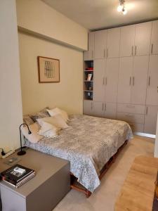 アテネにあるSunny studio near metroのベッドと机が置かれた寝室