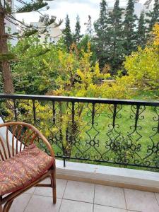 アテネにあるSunny studio near metroの庭園の景色を望むバルコニー(椅子付)