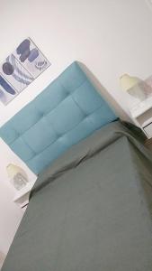 a room with a wall with a blue box at Casa Fiorella in Ezeiza