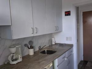 Η κουζίνα ή μικρή κουζίνα στο Parquemar Center Apartamento frente al mar excelente ubicacion