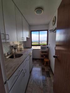 Η κουζίνα ή μικρή κουζίνα στο Parquemar Center Apartamento frente al mar excelente ubicacion +30 φωτογραφίες