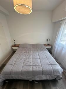 Un dormitorio con una cama grande en una habitación. en Vicente Lopez 2 ambientes 4 personas, en Florida
