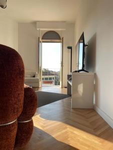 un soggiorno con un divano e una sedia di Tofane sky loft a Treviso