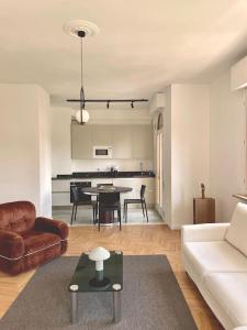 un soggiorno con un divano e un tavolo di Tofane sky loft a Treviso