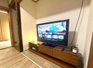 Televiisor ja/või meelelahutuskeskus majutusasutuses 名古屋市北区楠民泊