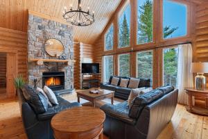 Χώρος καθιστικού στο Fiddler Lake Resort Chalet 47 Deer