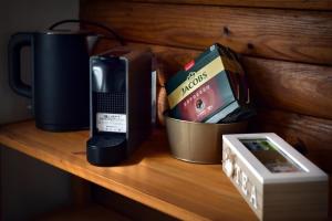 Un estante de madera con un teléfono celular y una caja encima. en The Great Escape, en Dejani 32 fotos más