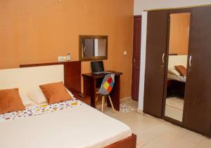 En eller flere senge i et værelse på KARAMEL, Abidjan Riviera Golf