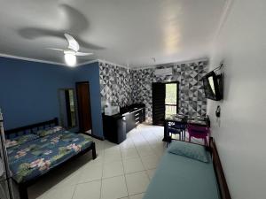 een slaapkamer met een bed en een tv in een kamer bij Flats e Apartamentos Temporada Mar Brasil in Ubatuba +30 foto's