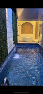 a swimming pool with a bath tub and a bath tub at شاليهات نافارو in Ghurābah
