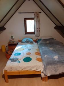 a bedroom with a large bed in a attic at la maison de westende in Middelkerke