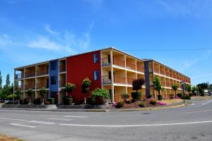 un edificio rojo al lado de una calle en Harborside Inn en Port Townsend