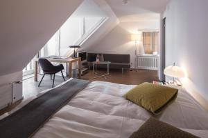 - une chambre avec un grand lit blanc et un bureau dans l'établissement Baseltor Hotel & Restaurant, à Soleure