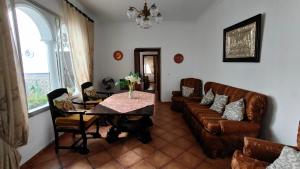 a living room with a couch and a table at Casa Estrella in Santaella