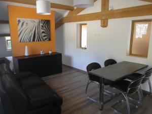 - une salle à manger avec une table et des chaises dans l'établissement Ténorilo, à Saint-Victor-sur-Loire