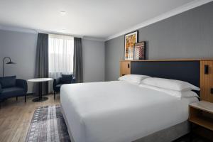 Postel nebo postele na pokoji v ubytování Edinburgh Marriott Hotel Holyrood