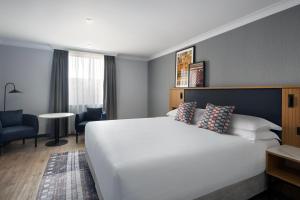 Postel nebo postele na pokoji v ubytování Edinburgh Marriott Hotel Holyrood
