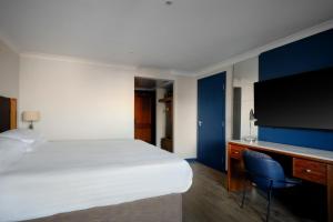 Postel nebo postele na pokoji v ubytování Edinburgh Marriott Hotel Holyrood