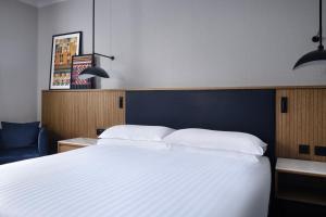 Postel nebo postele na pokoji v ubytování Edinburgh Marriott Hotel Holyrood