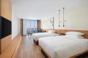 Ein Bett oder Betten in einem Zimmer der Unterkunft Fairfield by Marriott Hangzhou Qiandao Lake