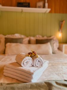 CandelariaにあるCasa con Piscina y Patio Privadoのベッドの上に置かれたタオルの山 +20枚の写真