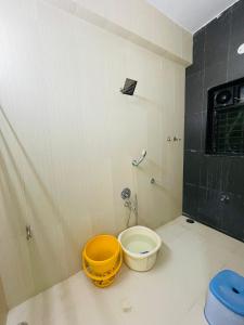 Koupelna v ubytování Private & Elegant 3BHK villa, Hillside Hideaway, 10 mins from MH Bus Stand + 12 fotografií