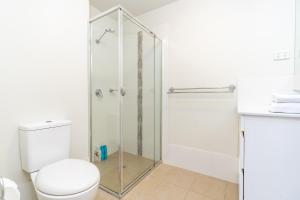 Kylpyhuone majoituspaikassa Relaxing 2BR Apt in North Point Complex - Hosted by Canstay