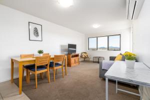 TV tai viihdekeskus majoituspaikassa Relaxing 2BR Apt in North Point Complex - Hosted by Canstay